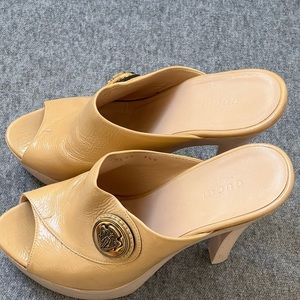 Authentic Gucci HYSTERIA patent leather clogs. Size 71/2